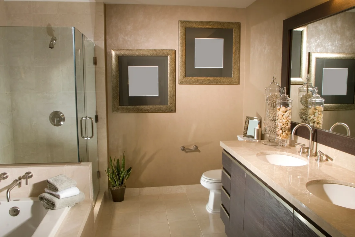 Modernes Badezimmer mit Badewanne und Dusche